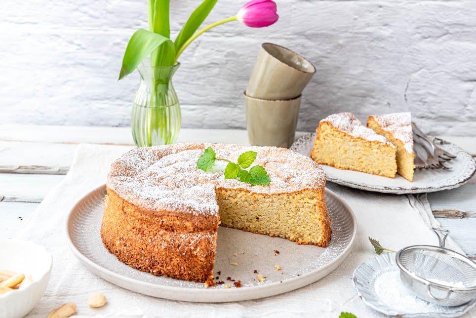 Mallorquinischer Mandelkuchen ohne Mehl auf Tisch