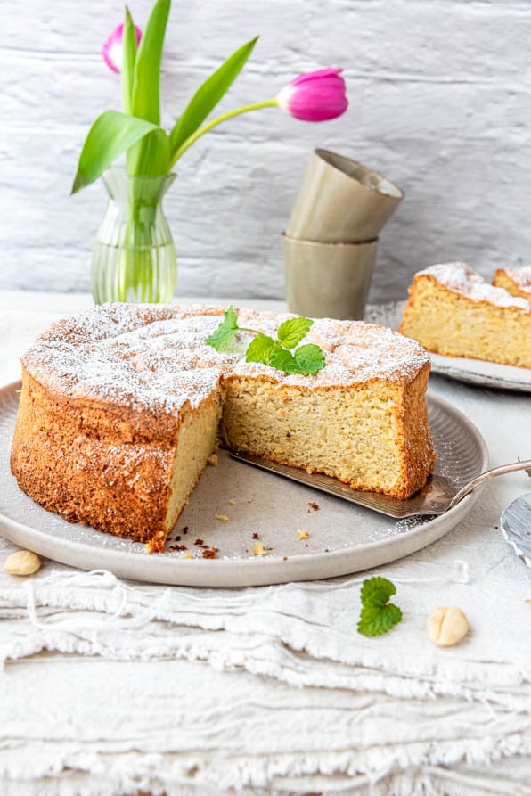 Mallorquinischer Mandelkuchen ohne Mehl auf Tischdecke