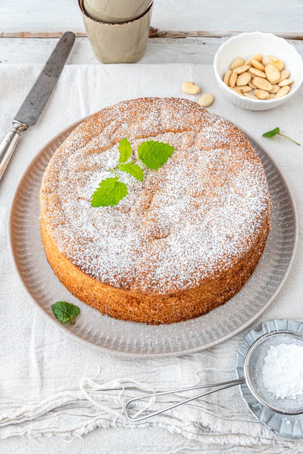 Mallorquinischer Mandelkuchen ohne Mehl auf Tisch