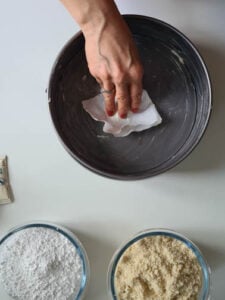 Tortenform wird ausgefettet