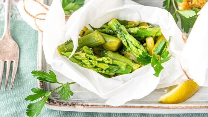 marinierter Spargelsalat in Pergament - Foodblog Mundgefühl