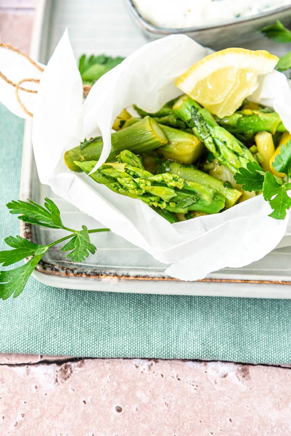 marinierter Spargelsalat in Pergament