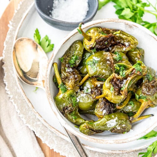 Pimientos de Padron in einer Schüssel