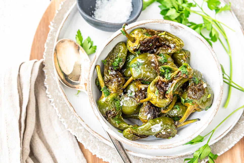 Pimientos de Padron in einer Schüssel