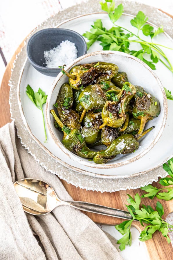 Pimientos de Padron in einer Schüssel