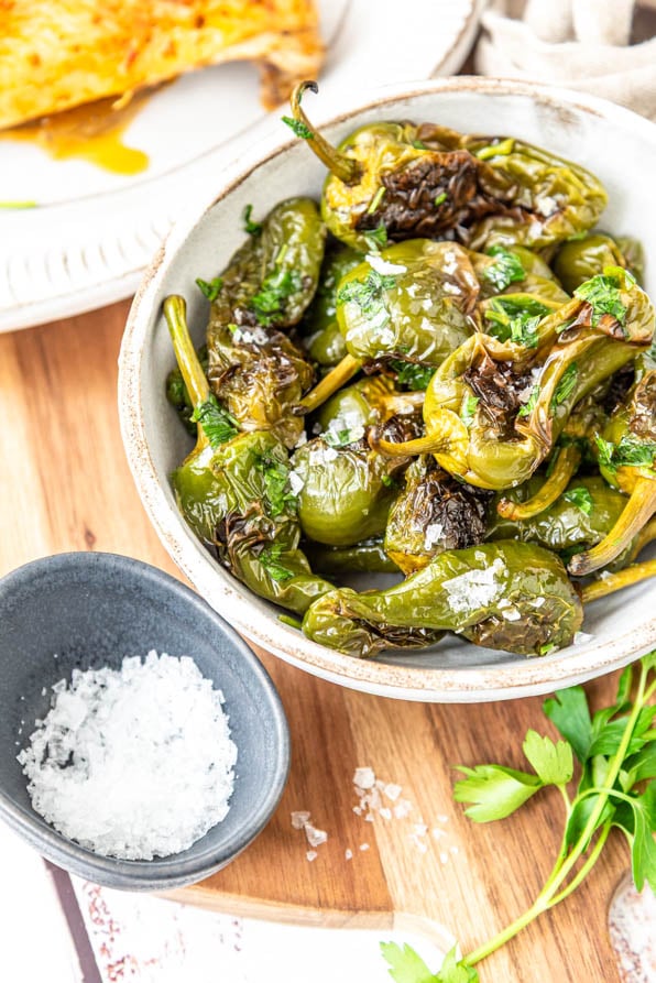 Gebratene Pimientos de Padron mit Meersalz