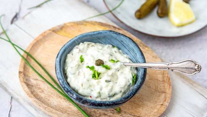 Schälchen mit Sauce Tartare auf Holzteller - Foodblog Mundgefühl