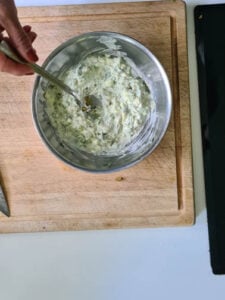 Zutaten für Sauce Tartare Rezept werden in Schüssel verrührt