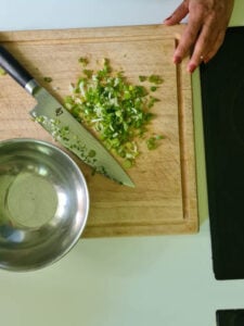 Zutaten für Sauce Tartare Rezept werden geschnitten