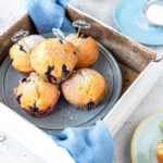 Blaubeermuffins auf Teller in Holzbox mit kindlicher Deko