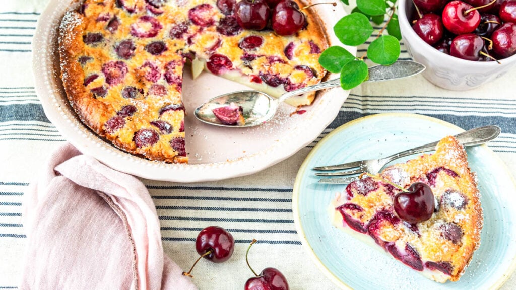 frisch gebackener Clafoutis in Auflaufform