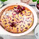 frisch gebackener Clafoutis mit Kirschen in Auflaufform