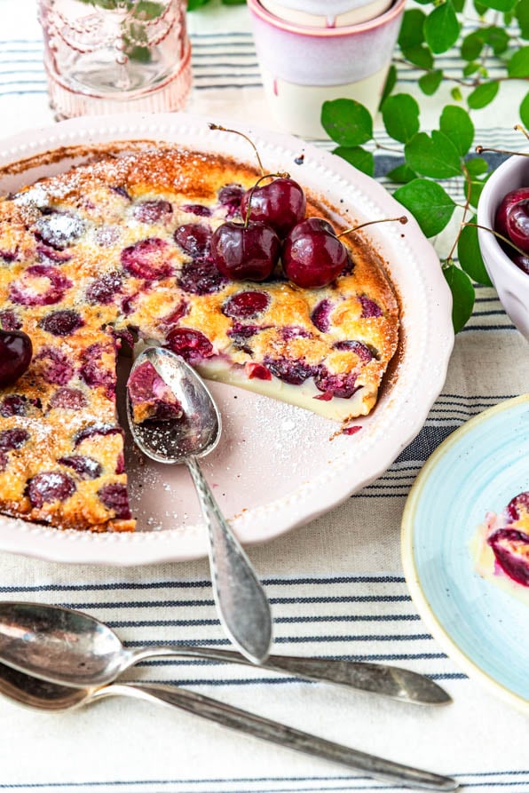 Angeschnittener französischer Kuchen in Auflaufform