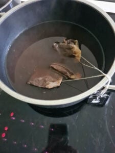 Teebeutel in Kochtopf - Eistee selber machen