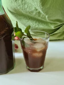 Ein Glas fertig angerichteter Eistee Pfirsich