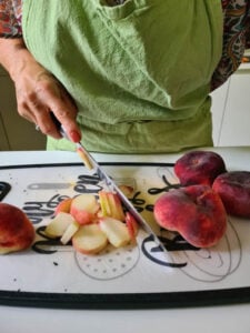 Pfirsiche werden geschnitten, um Eistee selber zu machen