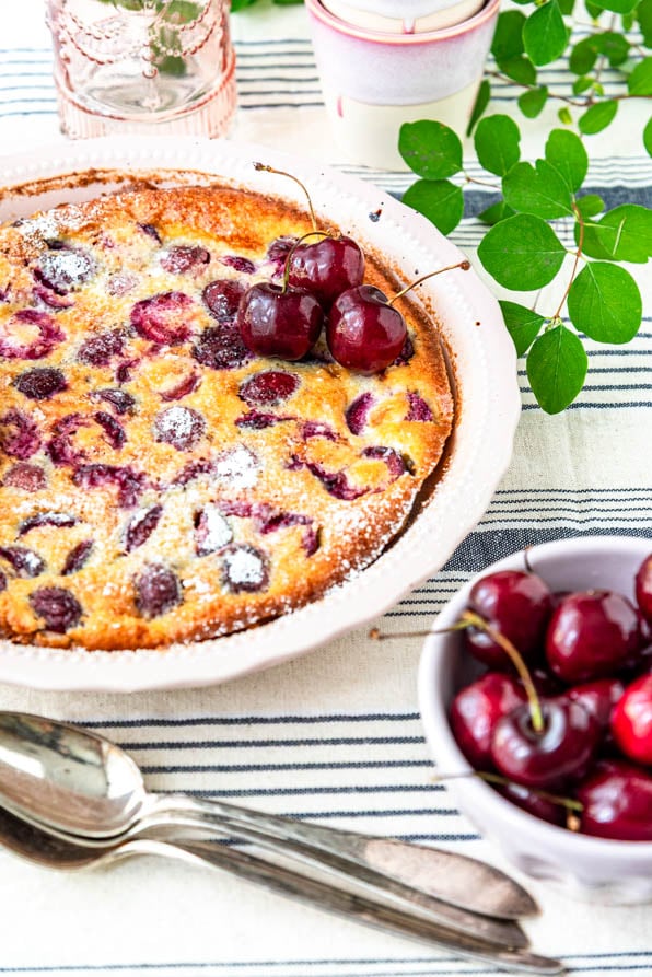 frisch gebackener Clafoutis mit Kirschen in Auflaufform