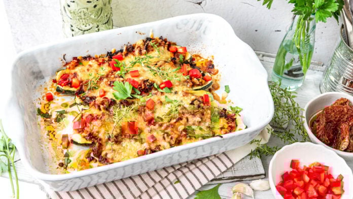vegetarisch gefüllte Zucchini mit Gemüse und Käse überbacken - Low Carb Gericht
