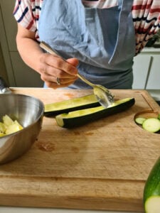 Zucchinihälften vor dem Füllen für Low Carb Rezept