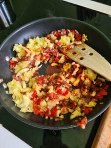 Zutaten für low carb Zucchini-Schiffchen in Pfanne