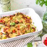 Low-Carb Zucchini-Schiffchen vegetarisch gefüllt in weißer Auflaufform