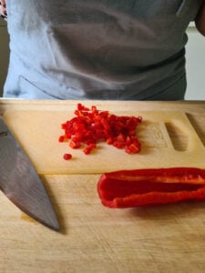 rote Paprika für vegetarisch gefüllte Zucchini werden gehackt