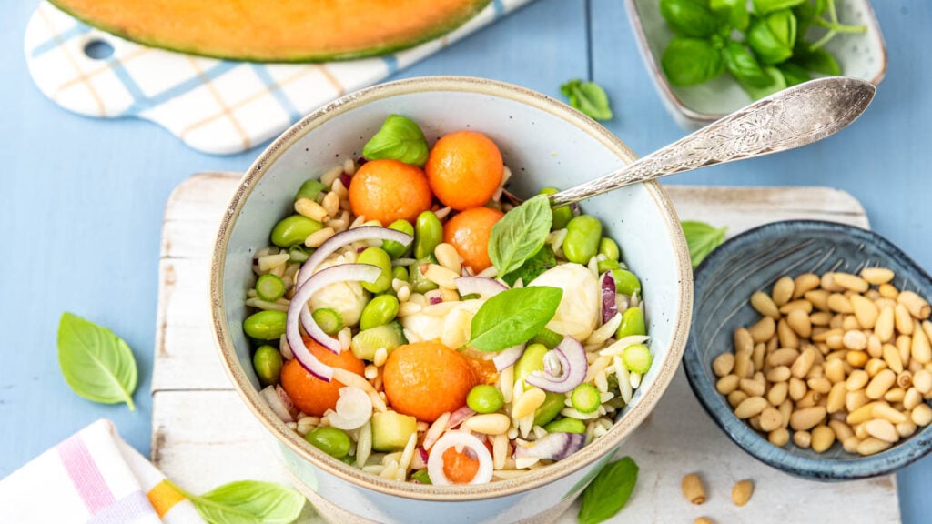 Kritharaki Salat mit Melone als sommerliche Beilage