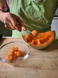 Aus einer Melone werden Kugeln ausgestochen