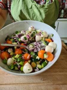 Zutaten für Nudelsalat in Schüssel