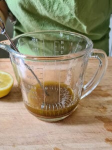 Zutaten für Dressing werden verrührt