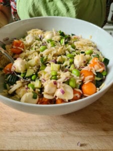 fertiger Kritharaki Salat in Schüssel