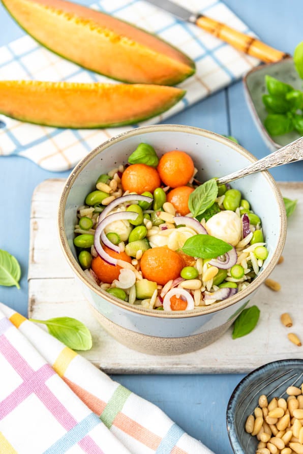 Kritharaki Salat mit Melone als sommerliche Beilage