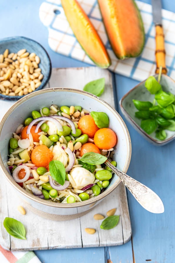 Nahaufnahme von Kritharaki Salat mit Melone