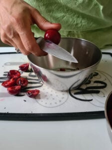 Kirschen werden entkernt