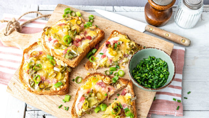 flammkuchen-toast Flammkuchen Toast auf einem Brett mit Schnittlauch
