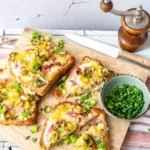 Mehrere Scheiben Flammkuchen Toast auf einem Brett angerichtet