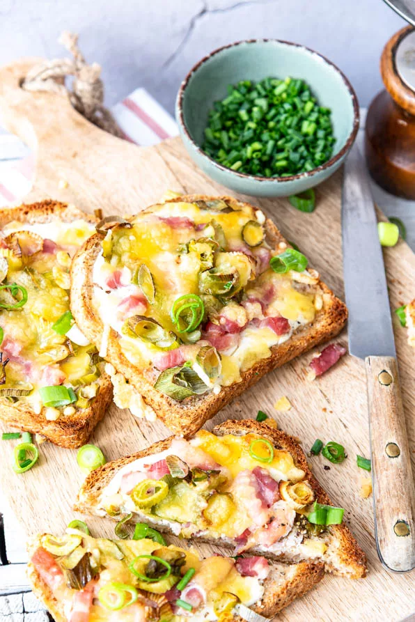 Überbackener Toast aus dem Ofen vor dem Servieren