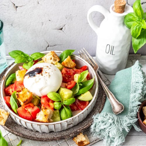 Eine hübsche Bowl mit Panzanella und Olivenöl Kännchen