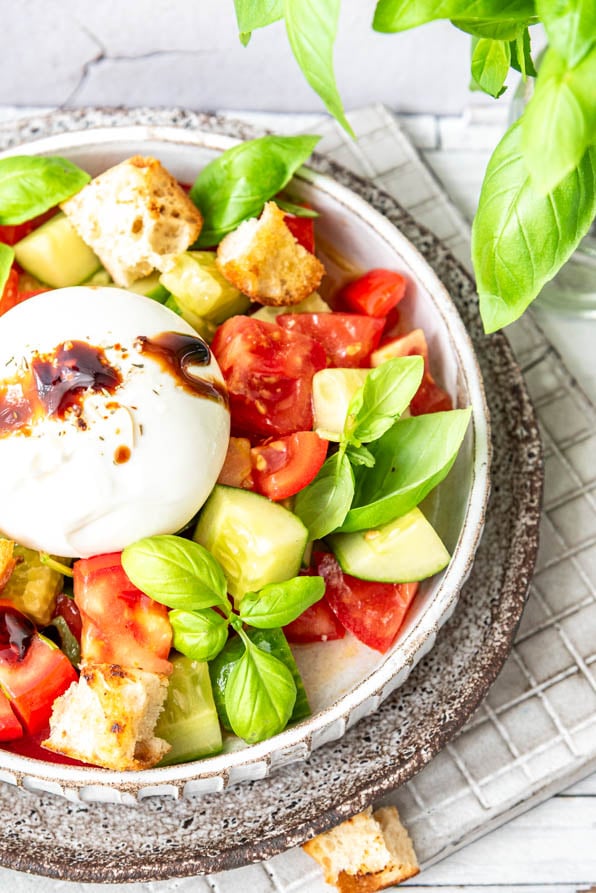 Panzanella mit Burrata hübsch angerichtet