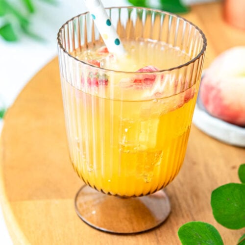 Peach Perfect Spritz auf einem Gartentisch