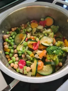 Fast fertiges Kichererbsen Curry in Kochtopf