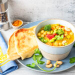 Vegetarisches Curry mit Kichererbsen auf Teller