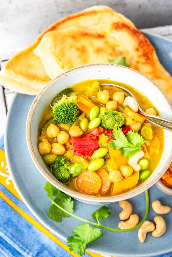 Vegetarisches Curry mit Kichererbsen auf Teller