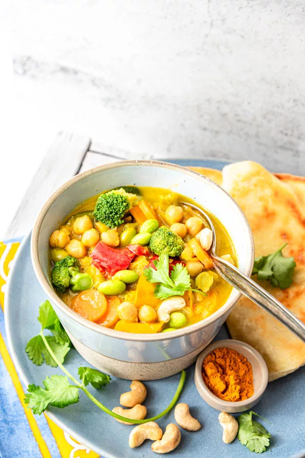 Gesundes Curry mit Kichererbsen auf Teller mit Fladenbrot