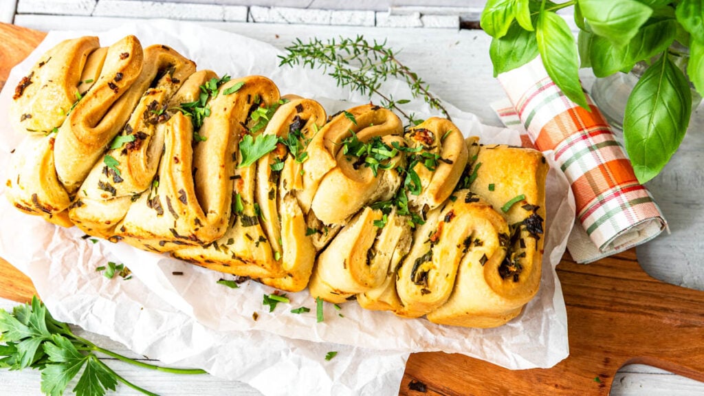 Zupfbrot liegt auf Backpapier und einem Brett