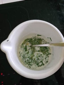 Kräuter mit heißer Butter in Kochtopf für Zupfbrot Rezept