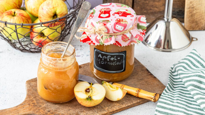 apfelmarmelade Selbstgemachte Apfelmarmelade auf einem Brett