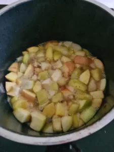 Apfelstücke für Apfelmarmelade Rezept werden gekocht