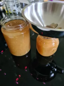 Beim Abfüllen von Marmelade in Gläsern