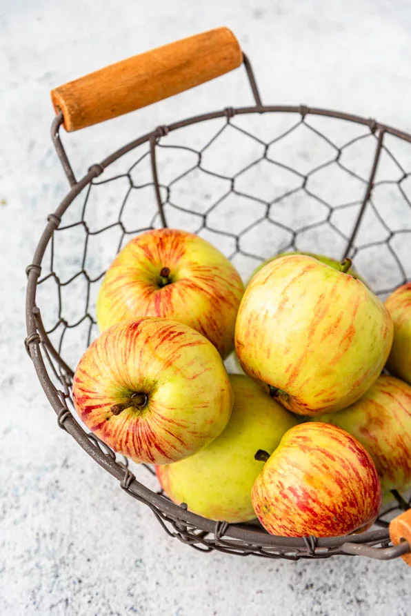 Ein Korb voller Äpfel